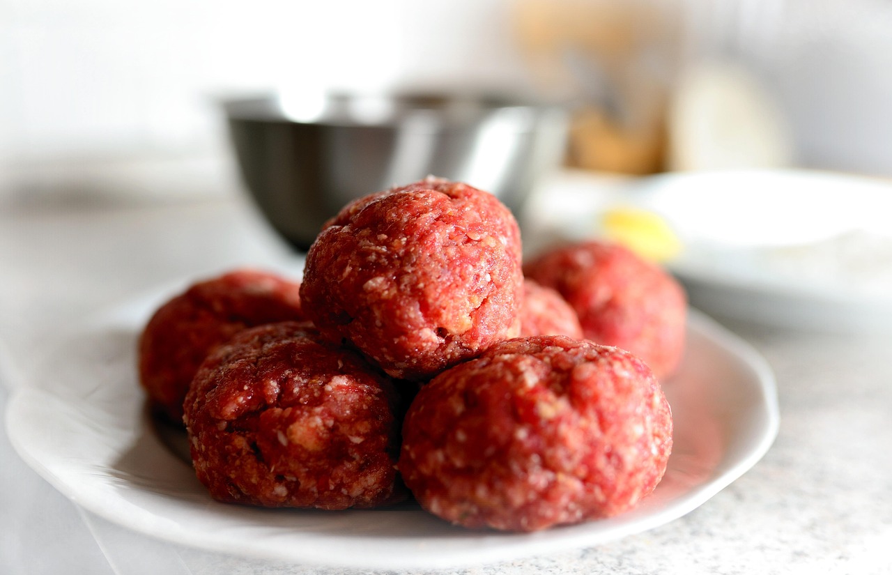 découvrez les techniques de cuisson de la viande pour des plats savoureux et parfaitement préparés, du grillage à la cuisson lente.