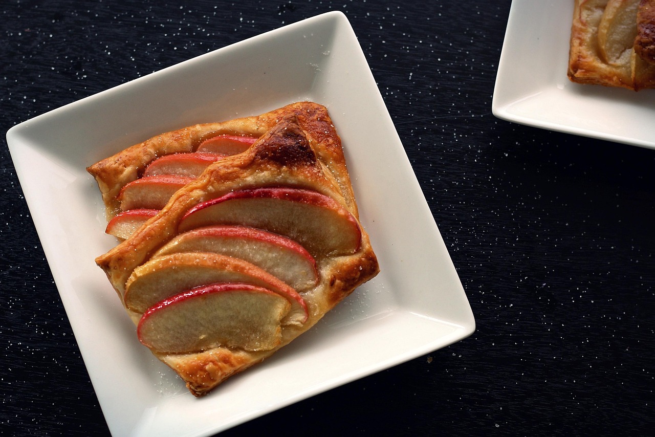 découvrez comment préparer une pâte feuilletée maison délicieusement légère et croustillante, idéale pour des recettes sucrées ou salées.
